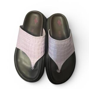 THE ATTICO SELENE CROCO CHUNKY THONG
SANDAL PASTEL PINK